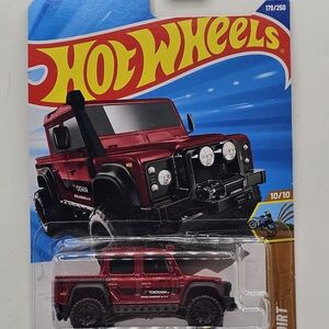 Hot Wheels 2025 HW Dirt 10/10 '15 Land Rover Defender Double Cab 179/250 Red